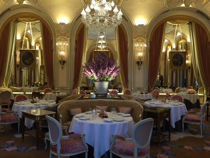 Dining room of L’Espadon. Ph Genevieve Northup