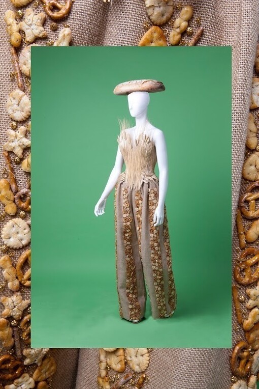 Guillermo Mariotto per Gattinoni,
Collezione Couture Primavera/Estate 2015,
Abito del Pane,
Bustier realizzato con vere spighe di grano e pantalone in juta con salatini e biscotti cristalizzati.
Courtesy Gattinoni Couture
