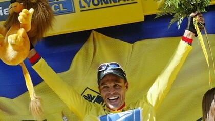 El ciclista colombiano Víctor Hugo Peña con el maillot amarillo del Tour de Francia
