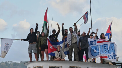 Imagem da flotilha com ajuda humanitária enviada à Cuba. Em meio à crise, navios cruzam o mar carregando mais que suprimentos, levando consigo um gesto concreto de compaixão onde a solidariedade internacional se torna resposta direta ao sofrimento humano
