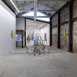 Vari artisti, On and Beyond, vista dell'esposizione. Con la cortesia di Alberta Pane