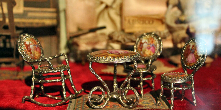 Vida burguesa, Exhibition view. Courtesy of Museo Unicaja de Artes y Costumbres Populares