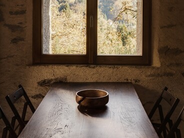 Il legno di castagno è noto per la sua resistenza naturale all’umidità e alla decomposizione