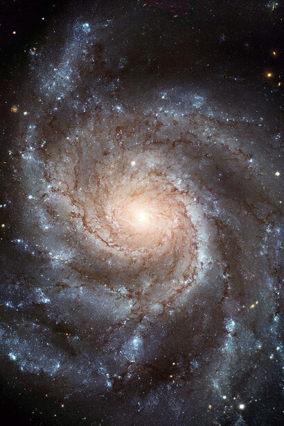 Por detrás de ese punto adimensional (que está, pero inexistentemente) se extiende el dominio de lo artístico, religioso o lo esotérico