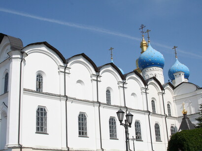 Las cúpulas azules de la Catedral de la Anunciación dialogan, en un silencio reverencial, con los esbeltos minaretes  de la Mezquita Kul Sharif. Catedral de la Anunciación, Kazán, Tartaristán