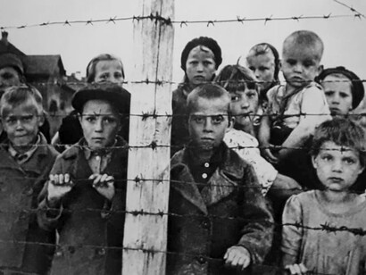 Niños detrás del alambre de púas de un campo de concentración nazi situado en la parte ocupada de la República Socialista Soviética Autónoma de Carelia, c. 1941