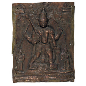 Vīrabhadra con nella mano destra superiore il tridente e nella sinistra superiore un cobra. Maharashtra meridionale, India centrale, XVIII sec. Fusione in lega di rame (ottone). Cm. 26,5 x 15,7.