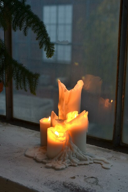 Velas acesas; nem toda a escuridão do mundo é capaz de apagar uma vela