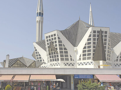 Inspired by Vedat Dalokay, the mosque features a distinctive tent-like dome structure in Akçakoca, Turkey