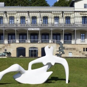 Henry Moore, Large Reclining Figure, 1984
© Reproduced by permission of The Henry Moore Foundation, Foto: Mick Vincenz
