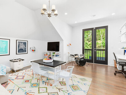 La tua casa potrebbe insegnarti che potrai intravedere la rete impalpabile degli accadimenti che ti hanno condotto fino a qui ad essere chi sei e a vivere questo presente