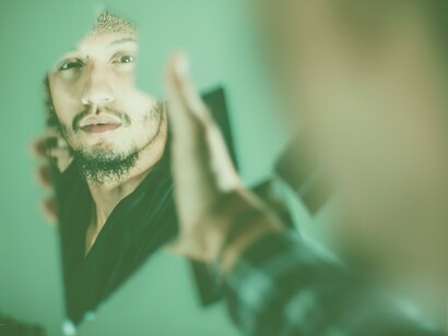 I cloni umani creati con l'ausilio dell'IA potrebbero essere programmati per avere specifiche capacità cognitive o fisiche, suscitando interrogativi su libero arbitrio e dignità umana