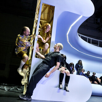 Die fliegen. Mit freundlicher genehmigung des Residenztheater