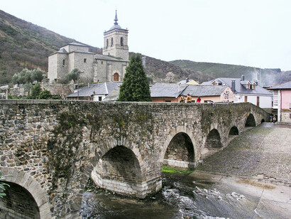 La participación de la comunidad era fundamental y convertía la fundición en una empresa colectiva. Puente románico sobre el río Meruelo, Molinaseca, León, España