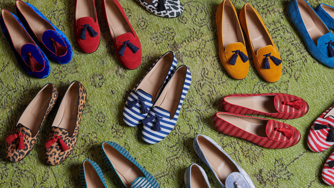 Charles Philip Pozzi realizza slippers utilizzando i tessuti a righe delle camicie italiane