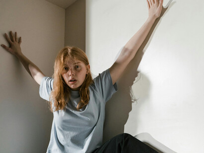 Claustrofobia. É uma fobia comum. Conhecida pela população, o medo de estar num ambiente fechado, voar de avião e entrar no elevador