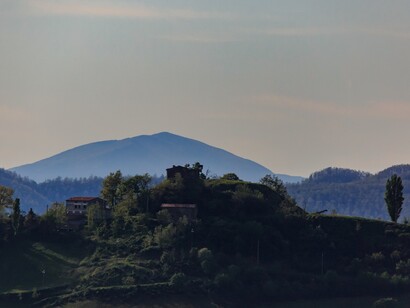 Nel comune di Gubbio, il toponimo Burano è attestato fin dall’anno Mille, sia in documenti di archivio, che nelle decime. Gli abitati di Caibelli, in particolare lungo una costa della Serra di Burano; Caicambiucci, di Riccardo Martinelli