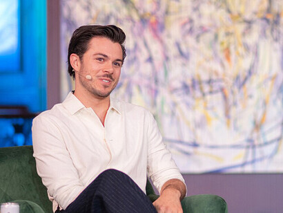 La cantidad de instrumentos que nos permiten alterar nuestra autopresentación como edición de fotografías, videos o creación de textos ha aumentado de modo tal que podemos pretender ser el personaje ficticio que no somos.  Jack Edwards, YouTuber, influencer en redes sociales y autor, en el festival SXSW London 2025 en Londres, Inglaterra