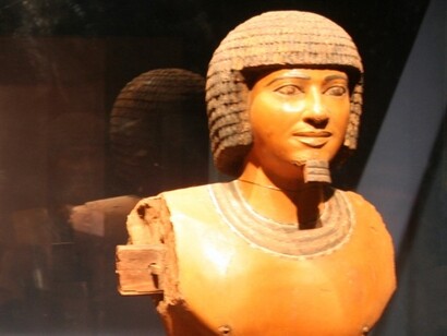 La sua tomba a Saqqara è decorata con rilievi che testimoniano il suo prestigio e il suo alto rango nella corte reale