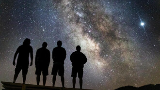 En la cosmovisión de Albert Eisntein, Dios y el universo se identifican (panteísmo); en Baruch Spinoza, por el contrario, Dios está en el universo, pero al poseer atributos infinitos, el universo conocido en pensamiento y extensión no lo agota (panenteísmo)