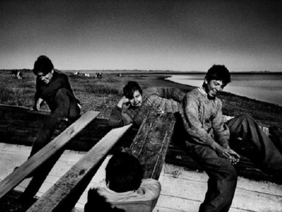 Unos jóvenes, pasando las horas en una antigua barca