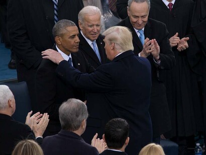 Il presidente Donald J. Trump stringe la mano al 44esimo presidente Barack Obama