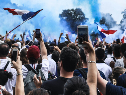 Un moment de célébration partagé. Comme le coq au vin, la victoire est une tradition qui rassemble, réchauffe les cœurs et nourrit l’âme