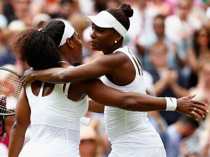 Venus et Serena Williams. Les 2 sœurs ont souvent exprimé des opinions mitigées sur l'impact de cette emprise, montrant que les conséquences peuvent varier en fonction des points de vue et des expériences personnelles