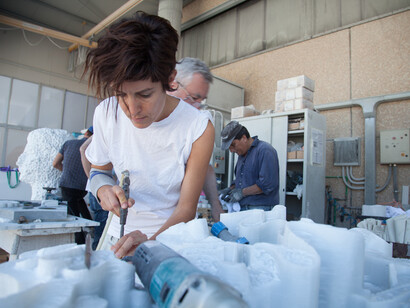 Francesca Pasquali al lavoro sull'opera FRAPPA