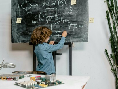 Estudante aplica o que aprendeu em sala de aula. A aprendizagem baseada em problemas compartilha princípios semelhantes, mas com foco na resolução de problemas específicos 