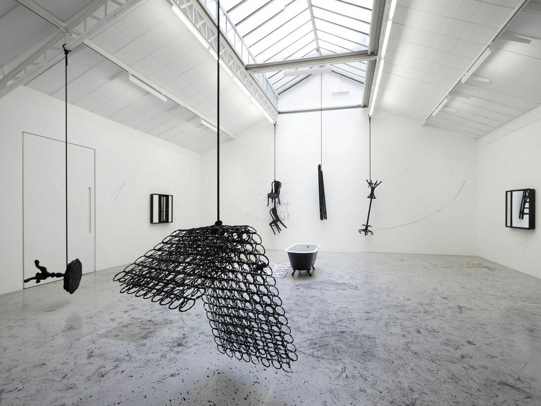 Vue après la performance de l’exposition / View post-performance of the exhibition«Force of Circumstance», kamel mennour, (6 rue du Pont de Lodi), Paris, 2017©Robin Rhode Photo. JulieJoubert & archives kamel mennour. Courtesy the artist and kamelmennour, Paris/London