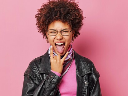 Tudo que é vivo não está no cânone estanque, acabado, classificado. A manifestação espontânea da vida cresce na língua, pela língua, com a língua. Ela devora os conceitos, idealizações e sistemas abstratos. A vida está nas variações, nas salivas misturadas, no entendimento