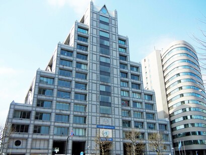 Este artículo explora críticamente ambos lados del debate, identificando los principales puntos de quiebre del liberalismo internacional, evaluando las críticas realistas y postliberales, y examinando las defensas conservadoras que sostienen la continuidad del orden. Edificio de la Sede de la Universidad de las Naciones Unidas, Tokio, Japón