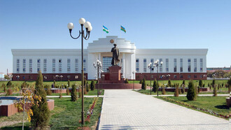 Edificio de Gobierno de la República de Karakalpakistán en la región de Uzbekistán