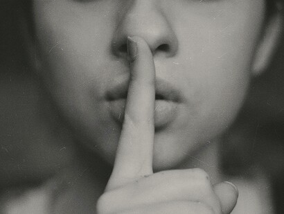 È un silenzio pieno dell’altra anima che ti fa uscire dallo schema soggettivo della parola per farti entrare nella purezza della luce che illumina il tuo profondo