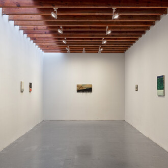 Minerva Cuevas y Thiago Hattnher, horizontes, vista de exhibición. Cortesía de kurimanzutto