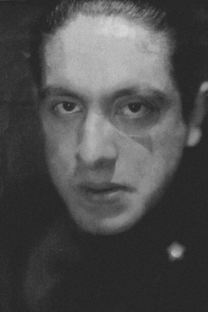 Ritratto fotografico di un giovane Julius Evola ad opera di Anton Giulio Bragaglia (morto nel 1960)