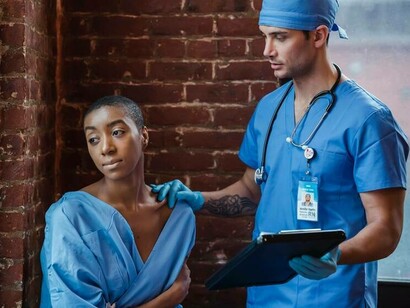A doctor consoling a patient who just found out they have Stoneman syndrome