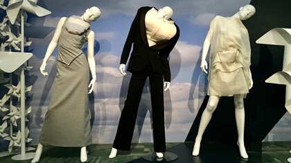 Ode à la mode : G+N « robe » 1966, Viktor & Rolf « smoking » 1998, Alexander van Slobbe « robe » 2010.