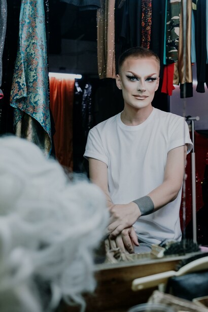 Homem em seu personagem drag queen