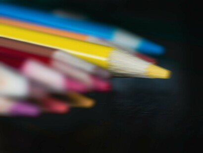 O impacto foi tão grande, que desenhos e livros de colorir deixaram de ser vistos como itens apenas "infantis", e agora, públicos de diferentes idades arriscam experimentar um hobby novo e tão relaxante para a mente. Estimular a criatividade não tem limite de idade, não é?