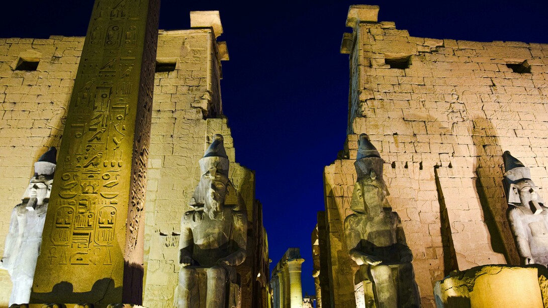 Havia chegado o grande dia! Eugène Hyndormais tinha marcado para aquele sábado a noite de autógrafos do livro. O evento, que seria numa galeria de arte próxima ao Musée Égyptien, reuniria vários convidados especiais chamados pelo editor, entre eles o próprio Charles Vicarty, que viajara especialmente para Dunquerqueville para participar do evento. Louis estava animadíssimo desde que soubera da presença do ilustre escritor no lançamento de seu primeiro livro