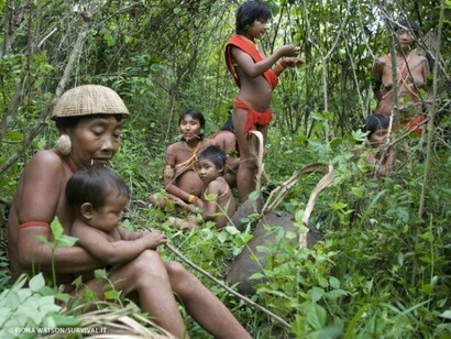 Una mujer Yanomami, mirando a su bebé