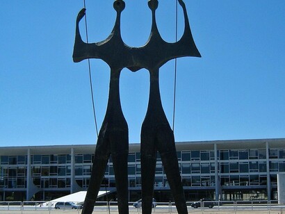 Escultura "Os Guerreiros" (conhecida como "Os Candangos"), Praça dos Três Poderes, Brasilia, DF, Brasil. Quero pedir desculpas a todos os meus amigos e colegas brasileiros pelo comportamento ultrajante de Donald Trump e do seu partido político 