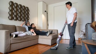 Gerenciamento de lar em que casal dividem as tarefas igualitariamente