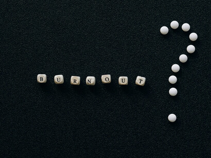 La ley del equilibrio energético-laboral propone que la estabilidad del bienestar depende de la proporción entre carga laboral (materia) y energía cognitiva-emocional