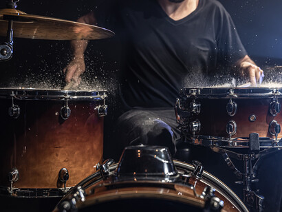 La era digital impone un ritmo acelerado que dificulta concentrarse en el aprendizaje musical profundo, haciendo que el tiempo dedicado a la práctica se vea interrumpido por la inmediatez de la pantalla