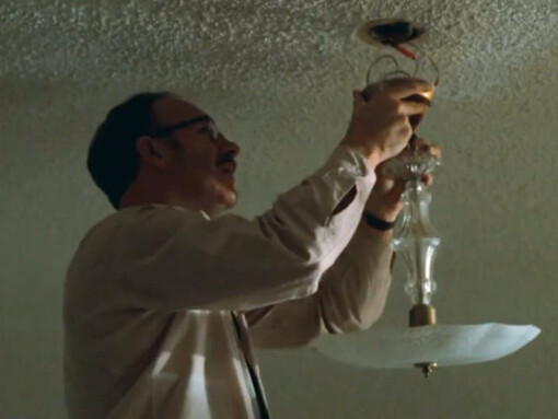 Il film è spesso interpretato come una critica alla sorveglianza di massa, ed è stato particolarmente rilevante nel contesto del Watergate, avvenuto nello stesso periodo