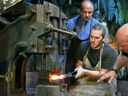 L'arte del fabbro ferraio: un apprendista durante un corso di forgiatura