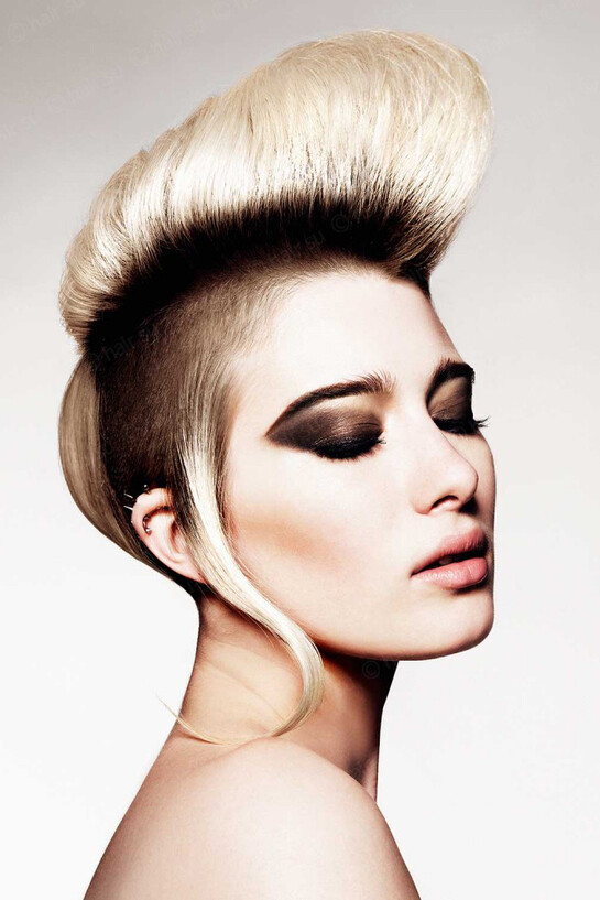 Peinado mohawk con pelo rubio y oscuro para 2015